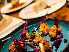 煎虾配紫薯泥薯片及姜味柠檬汁-AZUL by FUEL蓝色·法式酒馆(琶醍店)