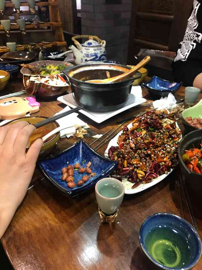 酒吾挚樽·唐小酒馆-"适合喝酒的小餐厅,菜都袖珍啊,一大桌子不.