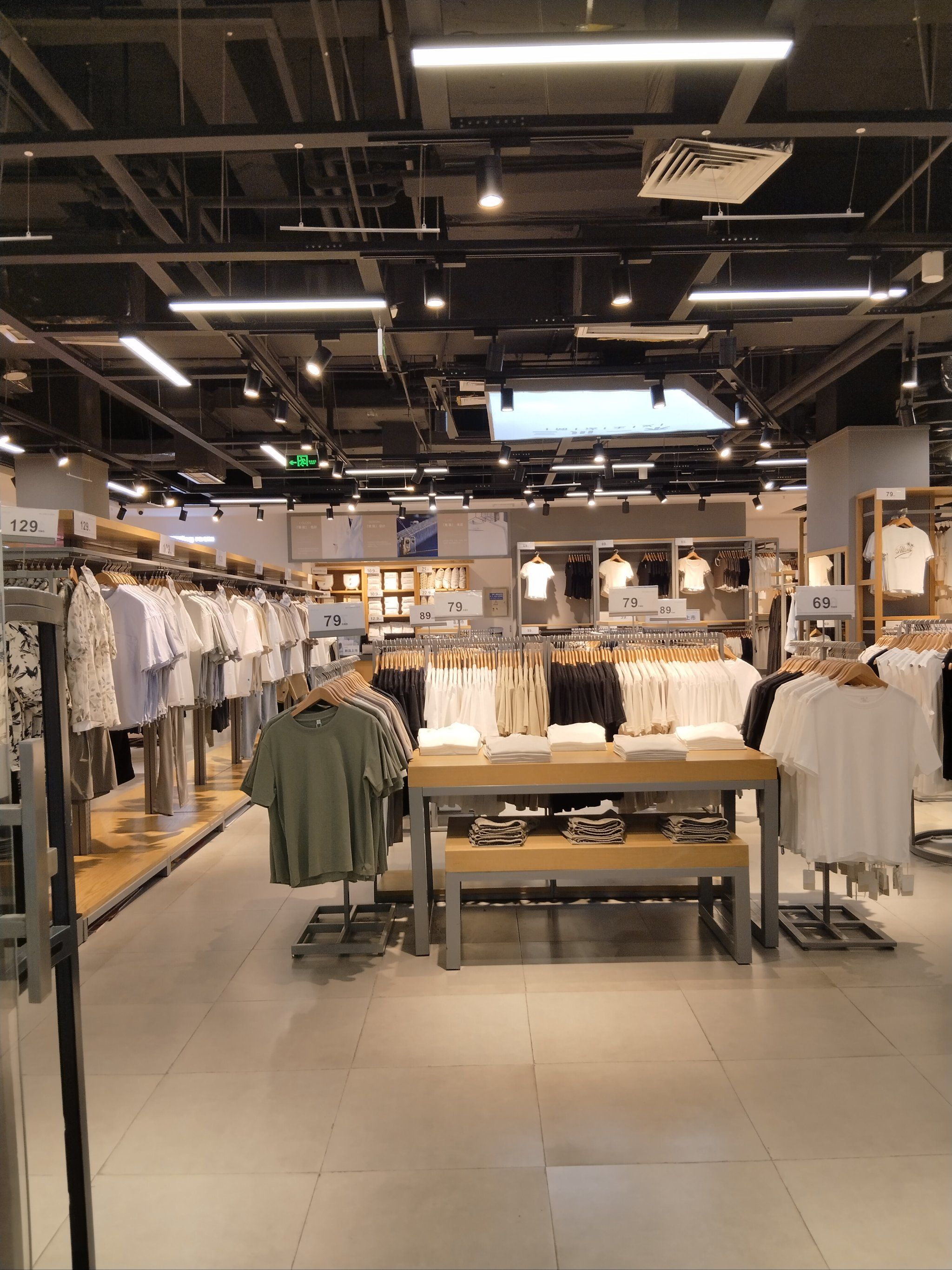 万达二楼三川一禾衣服性价比非常高.款式也非常多