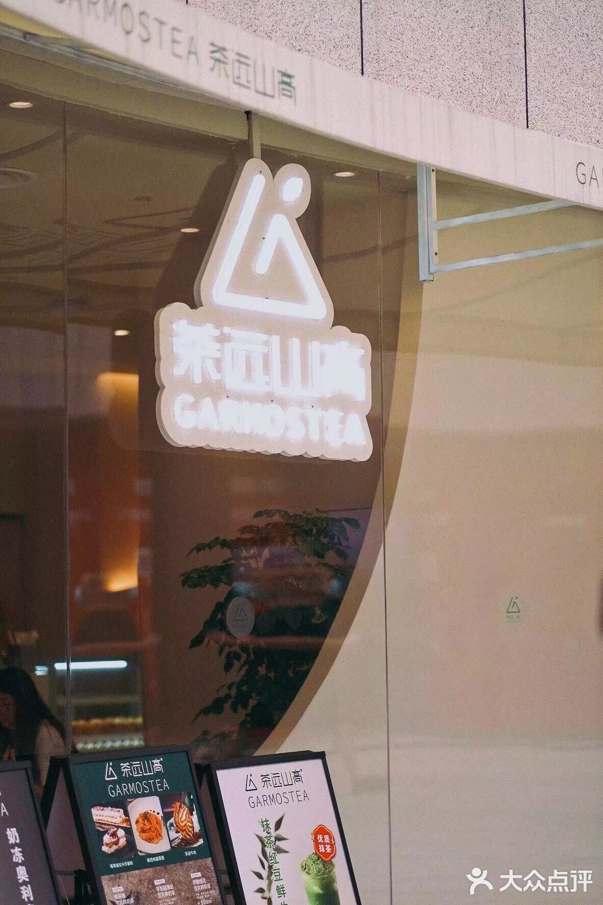 脆脆的薄饼里面裹了很多料，吃起来特别爽