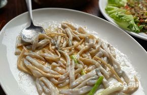 Steamed Sandworm with Clams and Pickled Mustard Greens