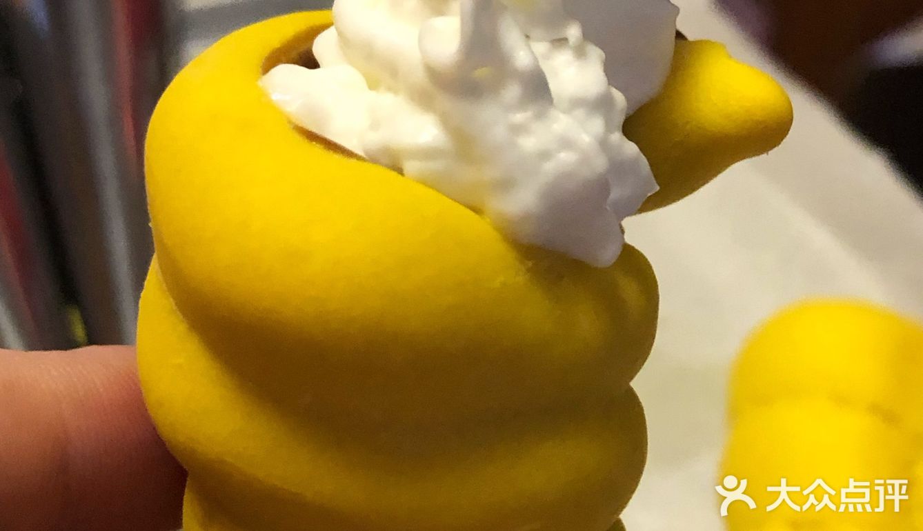 丹麦筒 准备材料：面粉 酵母（比例100:1）黄油