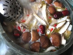 -南渝食府.墨脱石锅松茸鸡