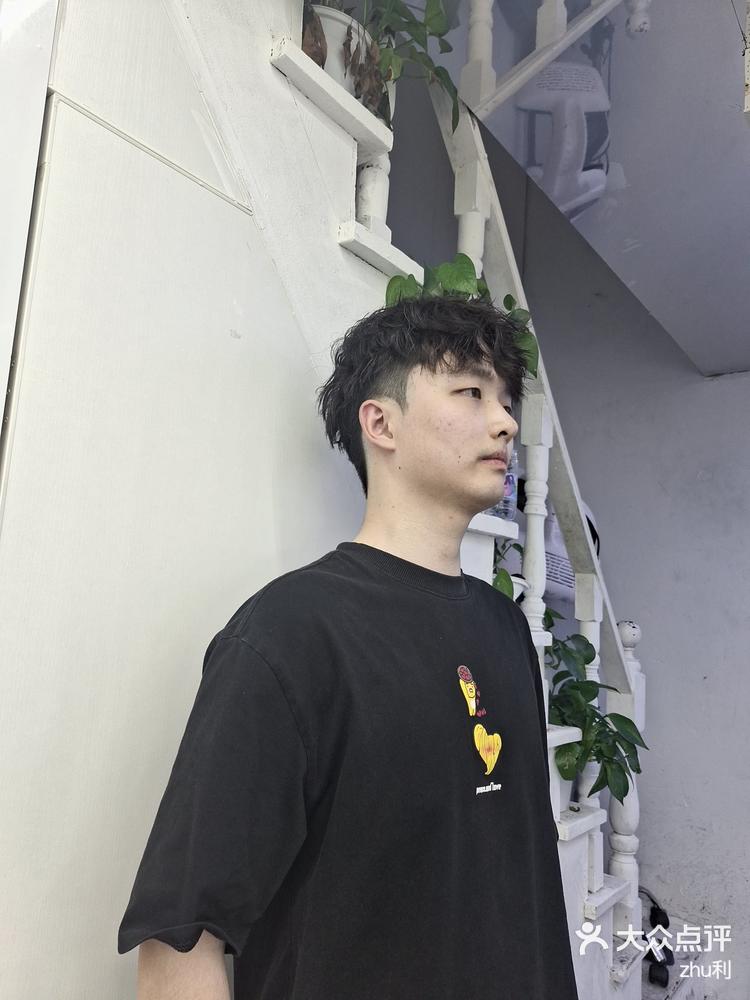 zhu利 5月12日 11:00 关注 潮男日系纹理烫 不知道做什么发型的宝宝们