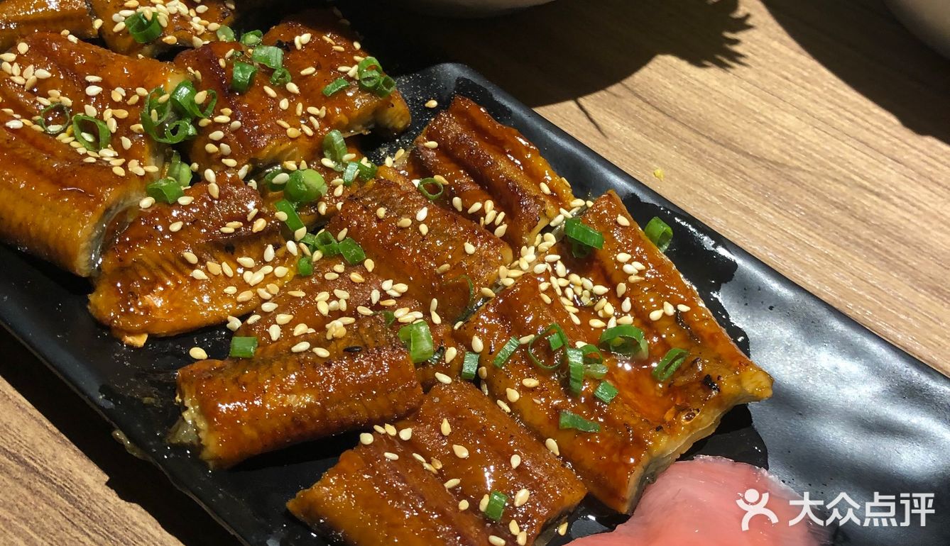 鹅肝寿司推荐，入口就有小惊艳，香味一直在嘴里打转