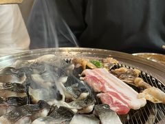 -围炉肉舍•炭烤活鳗•丹东海鲜烤肉(步行街店)