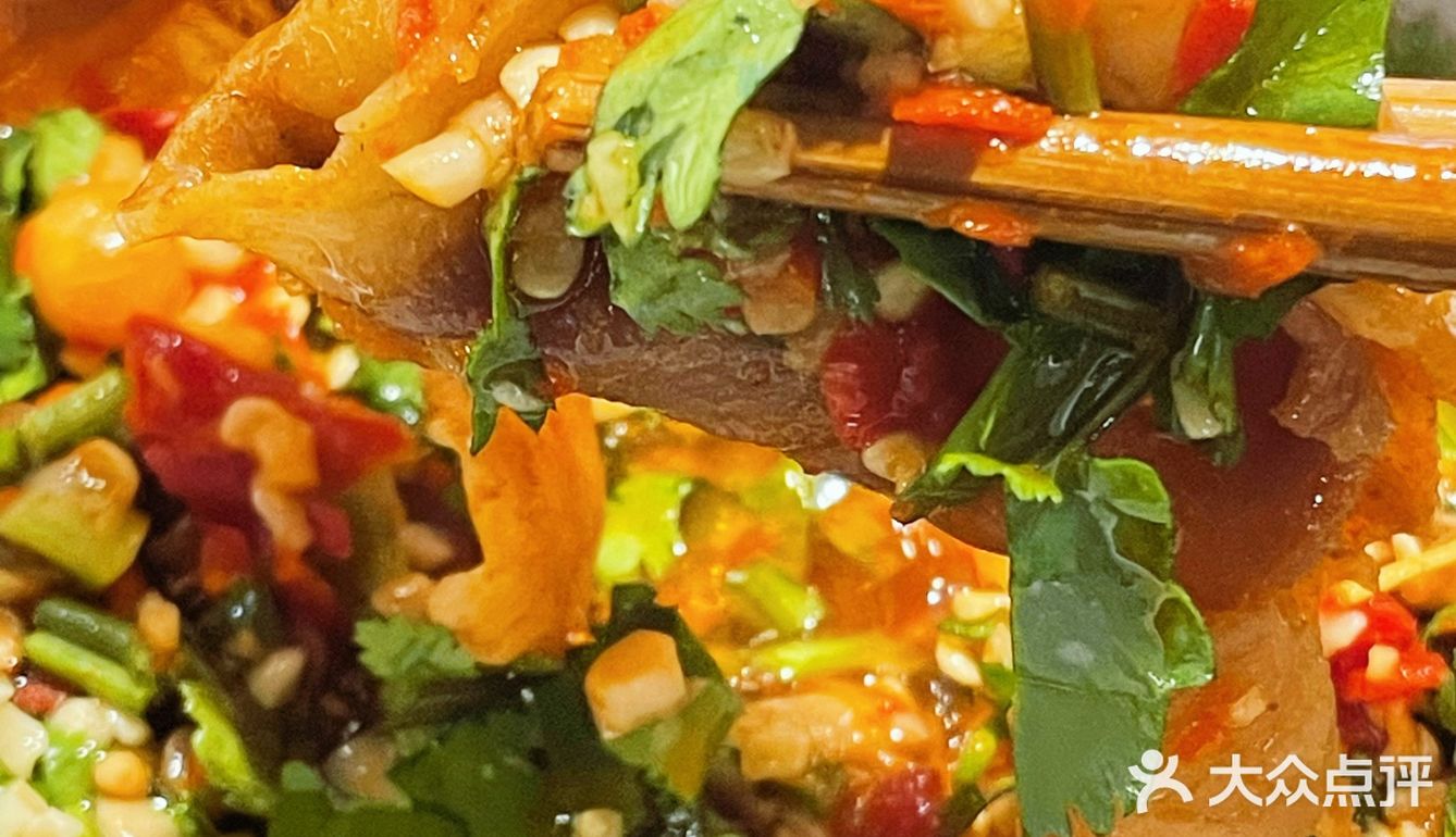 春熙路人均五六十的串串！牛肉串我可以吃一盘！