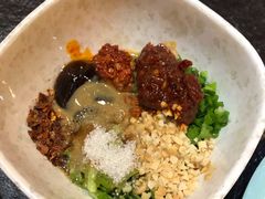 老板娘亲自帮忙调的本地蘸料-大理董·董家小厨野生菌火锅(古城旗舰店)