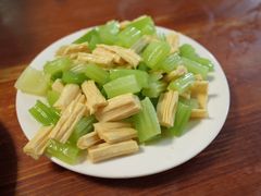 芹菜腐竹-宝瑞门钉肉饼店