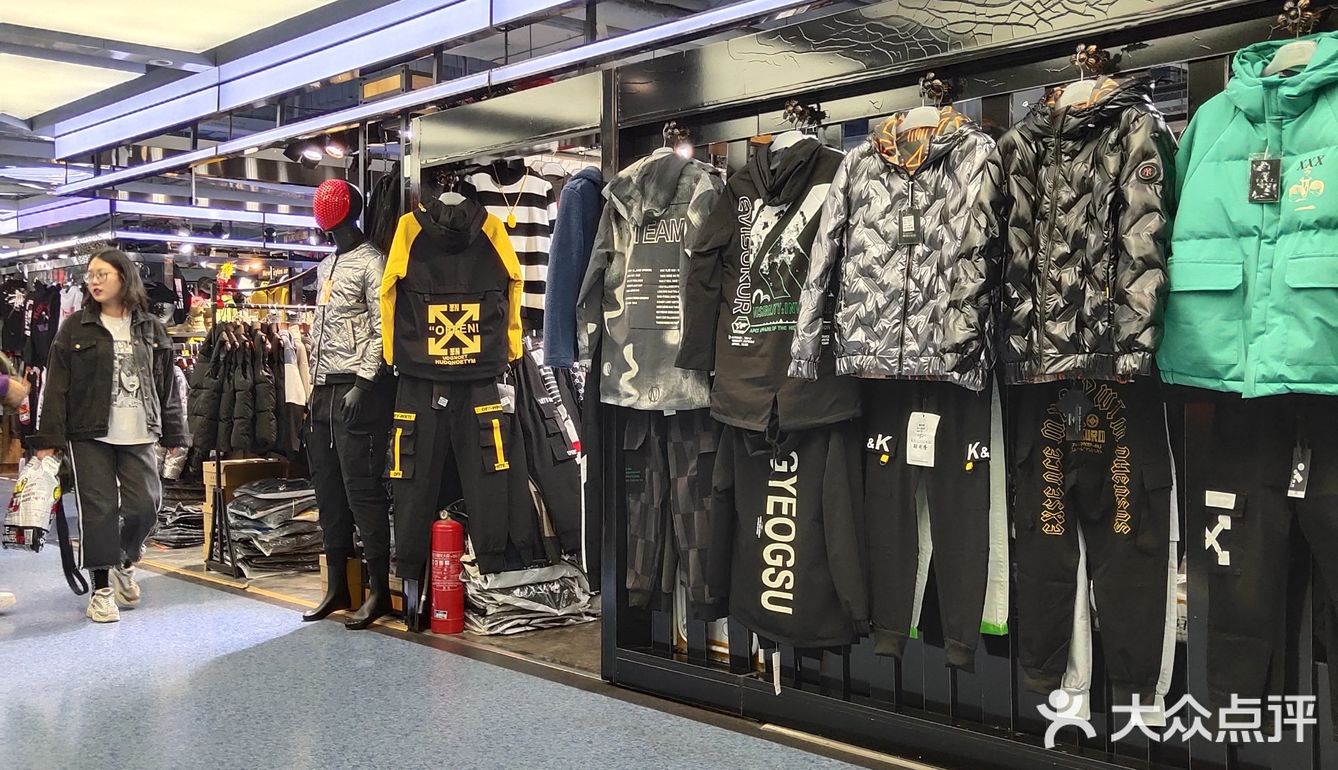 西单明珠商场,地铁1号4号线直达,服装百货应有尽有