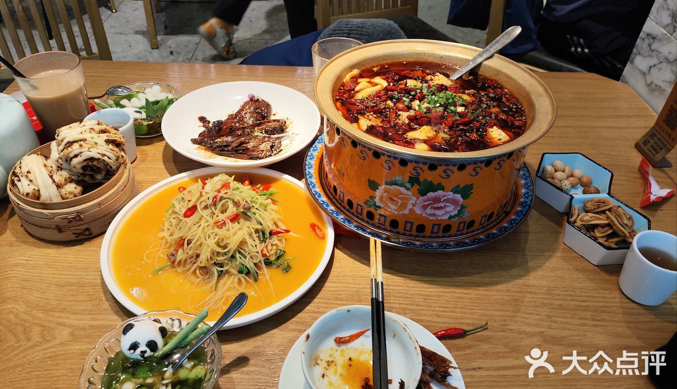 我与朋友们来到了一家川湘菜馆
