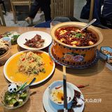 我与朋友们来到了一家川湘菜馆