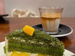 芒果抹茶奶油奶酥蛋糕-black rainbow coffee