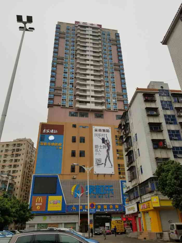 民乐村这边一栋地标性的建筑,一楼是各类综合性店铺,有各种连锁快餐