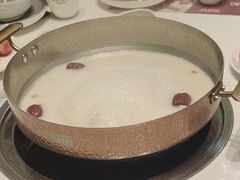 -洪氏嗨捞·广东猪肚鸡·椰子鸡火锅(西咸万象城店)
