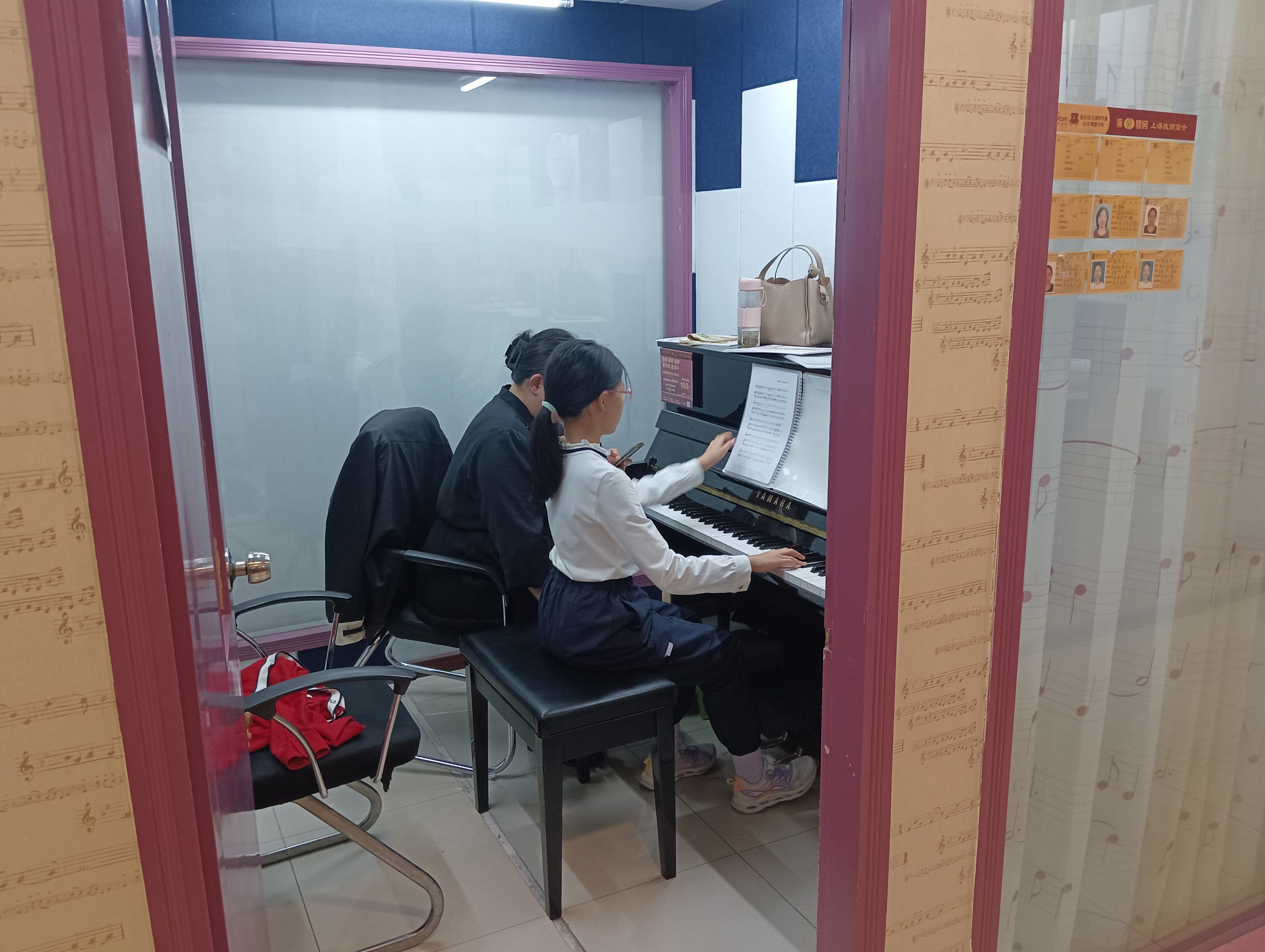 钢琴老师讲弹奏方法