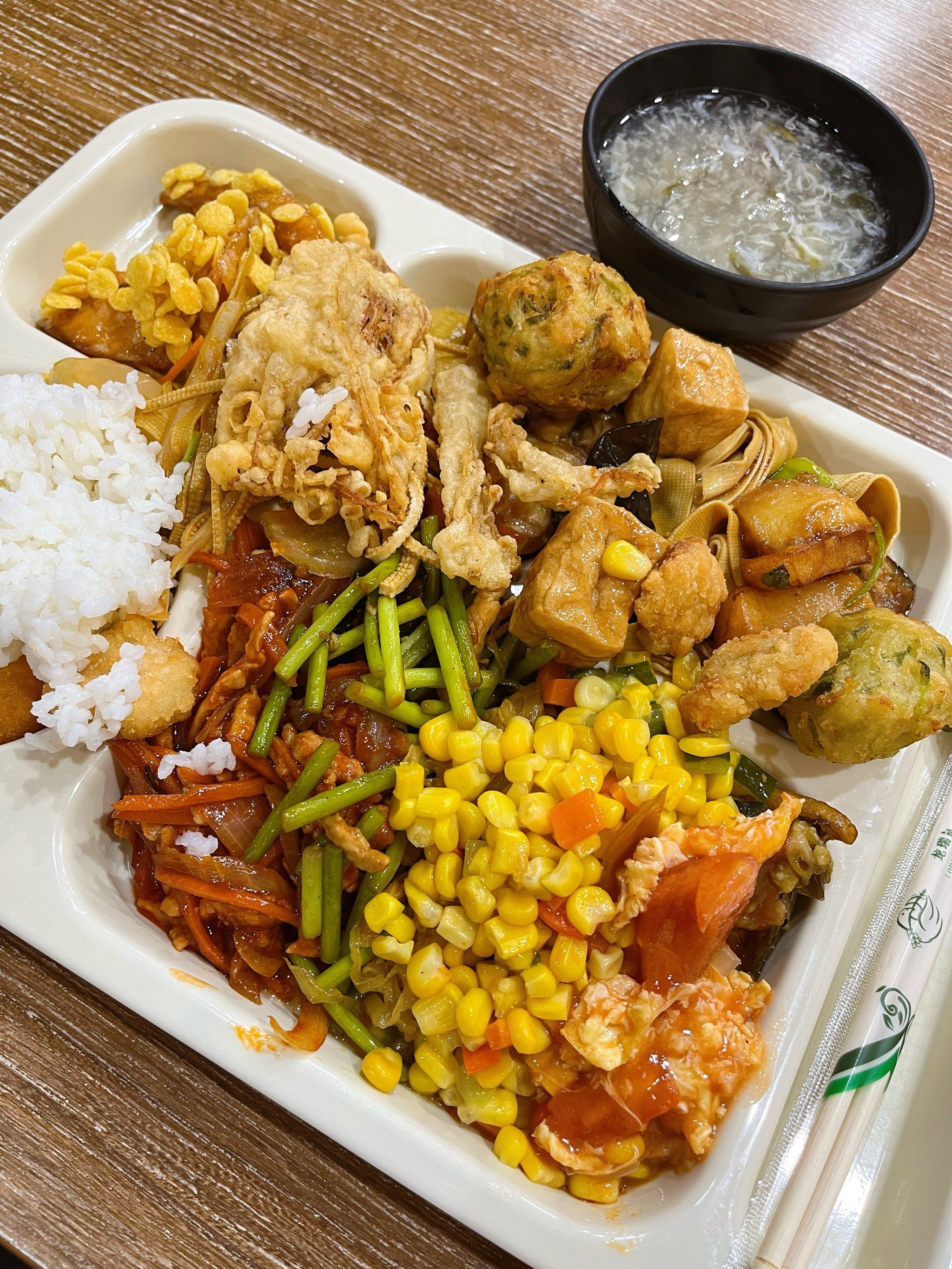好家伙!都要溢出屏幕的盒饭!