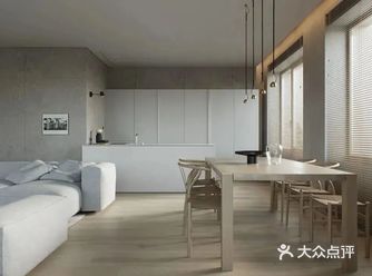住宅的周围是一片松树林，这也为室内奠定了基础色调
