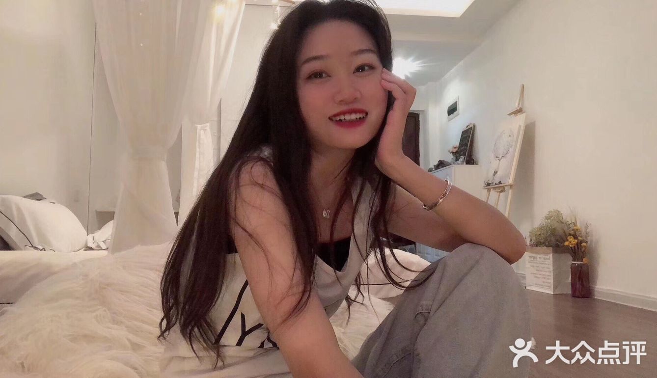 跟闺蜜一起来庆祝,做了简单的饭菜,听着舒缓的音乐