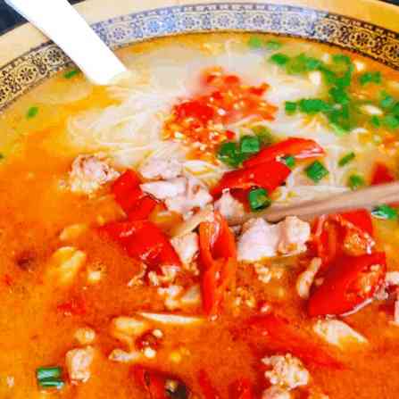 打分 兔子的米线肉很多～比较喜欢这家的米线加泡菜,学校附近味道酸不