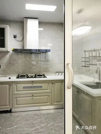 希望厨房看起来宽敞些,所以没有做太多吊柜