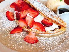 草莓华夫饼-ROAST coffee & eatery