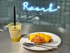 芝士培根可颂-RWORK·COFFEE(滨江店)