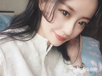 要说大脸妹子讨厌的事，撩头发要算其中之一了