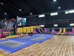 -嘿哟动霸CHUA·新潮玩运动娱乐中心·蹦床滑冰团建乐园