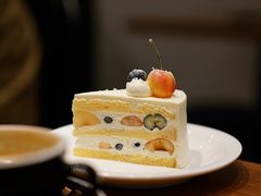 黄樱桃蓝莓奶油蛋糕-black rainbow coffee