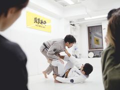 -菠萝格斗巴西柔术训练馆