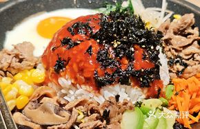 Beef Rice Bowl with Multiple Ingredients