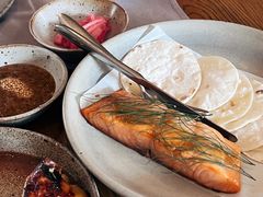 烟熏三文鱼配烤饺子皮和芥末籽酱-BOR Eatery(安福路店)