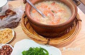Clam and Shrimp Congee in Clay Pot