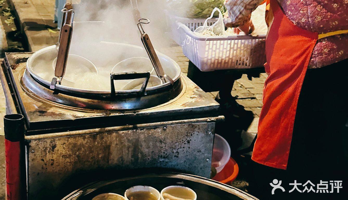 广达眼镜炖罐(广达店)眼镜没开门,对面的深夜炖罐