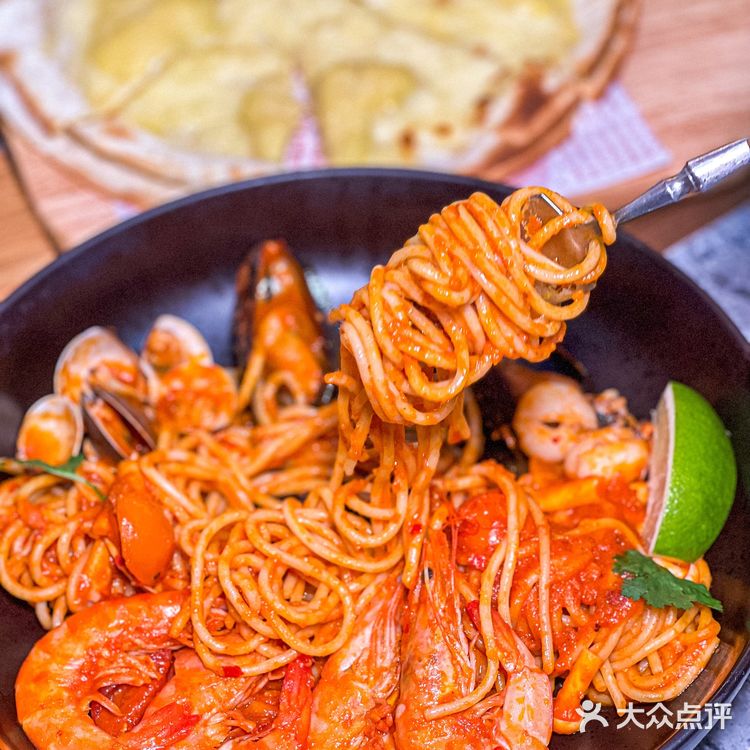 四楼这家设计感满满的西餐厅也太扎眼了