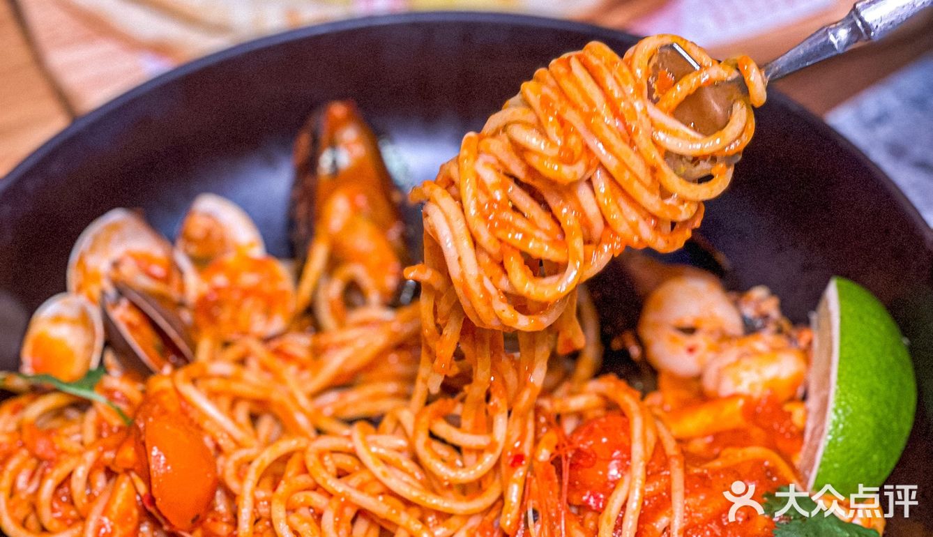 四楼这家设计感满满的西餐厅也太扎眼了