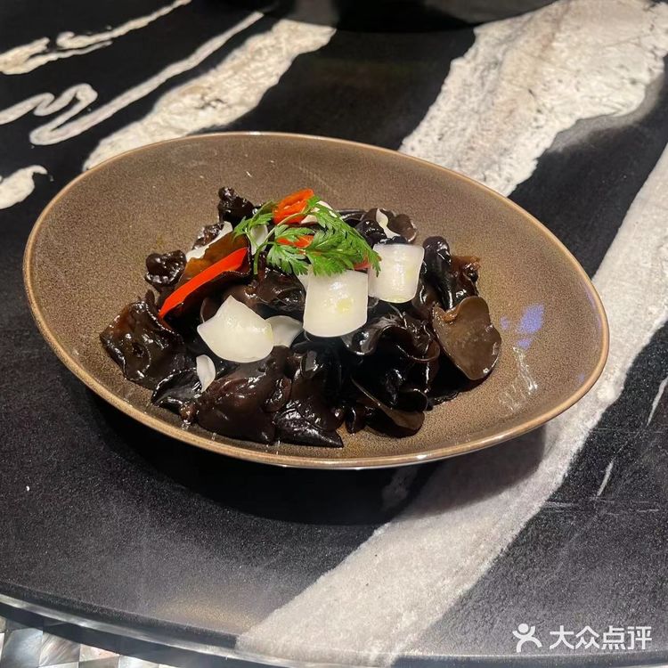 菜品属于淮扬菜系，服务员推荐了几道冬季时令菜