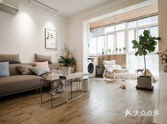 客厅面积有限，没有繁杂造型和装饰，以简约清爽的北欧风