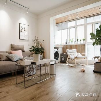 客厅面积有限，没有繁杂造型和装饰，以简约清爽的北欧风