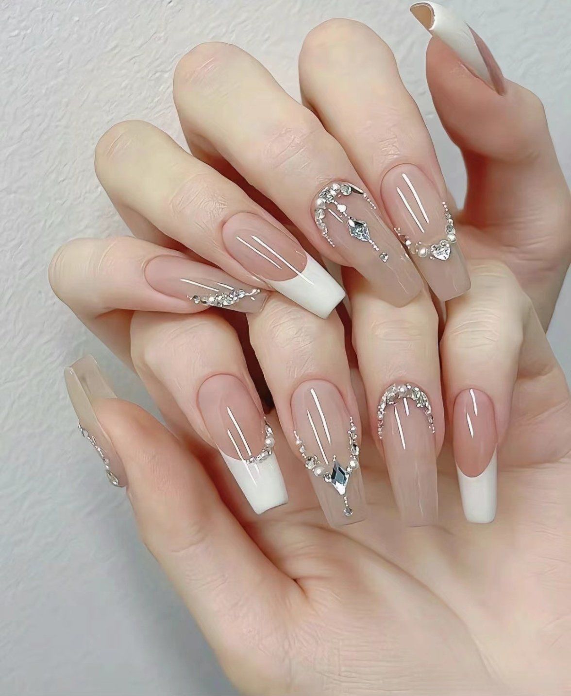 纤纤玉手,璀璨美甲,展现艺术之美