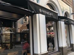 -GIVENCHY(比斯特苏州购物村店)