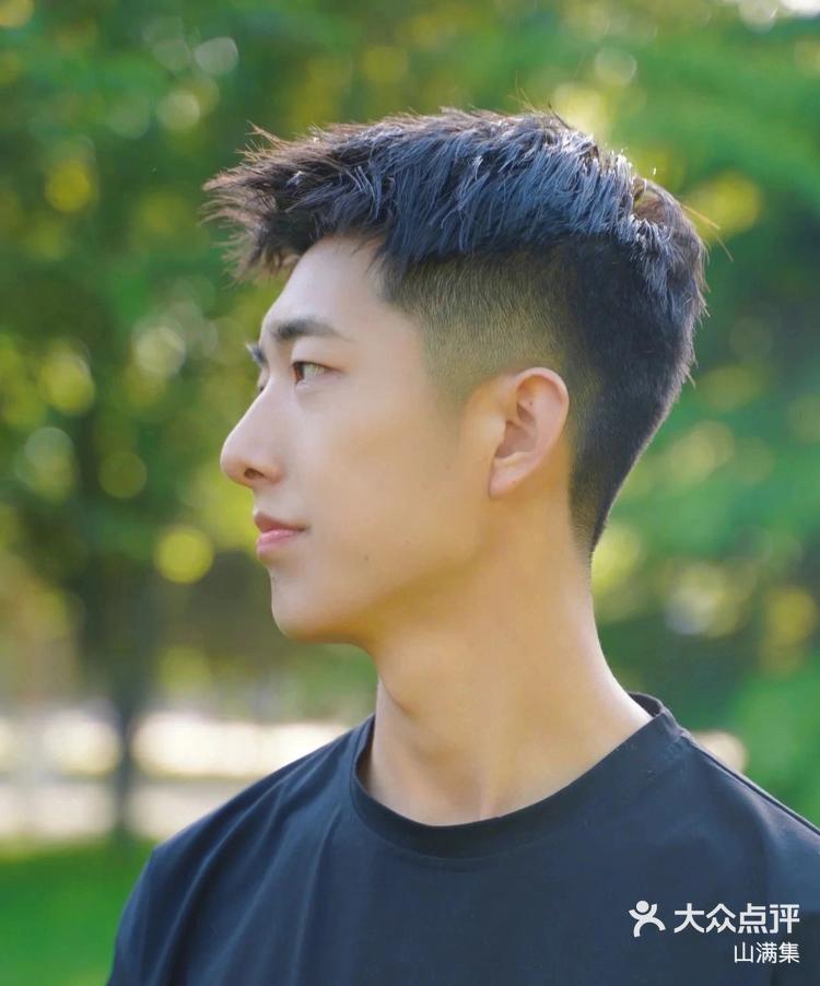 男士上扬短发,一定要有一定的厚度,这样可-大众点评
