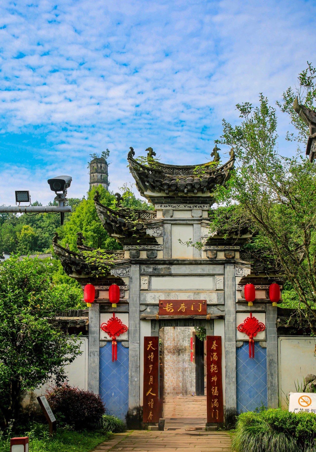 自古以来古城岩以众多的古迹遗址和丰富的山水人文及著名的海阳八景之