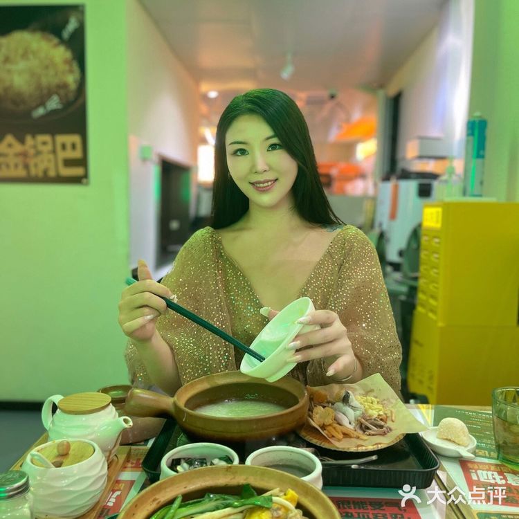 ·煲仔饭菜比饭多,吃起来才过瘾!