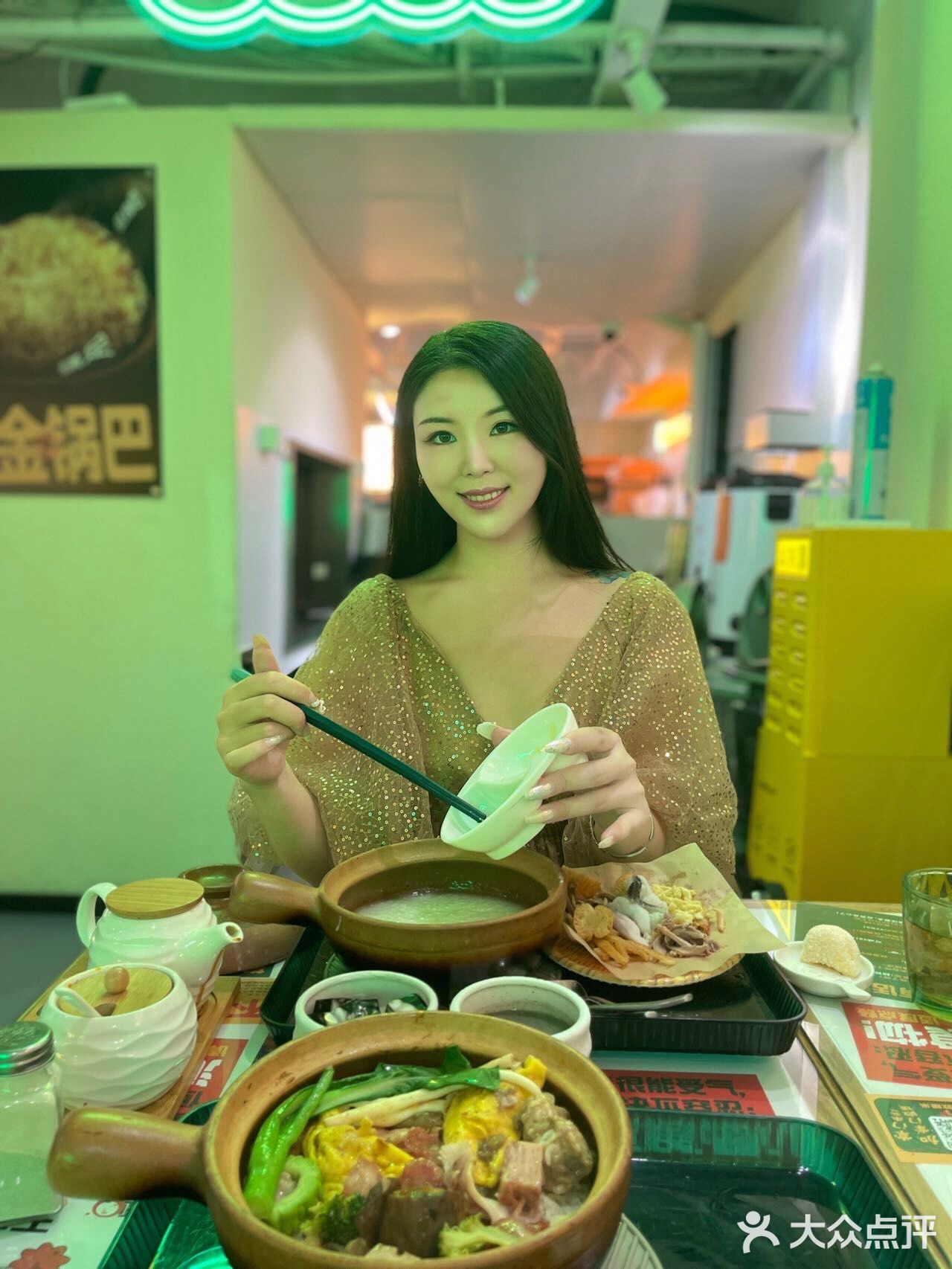 ·煲仔饭菜比饭多，吃起来才过瘾！