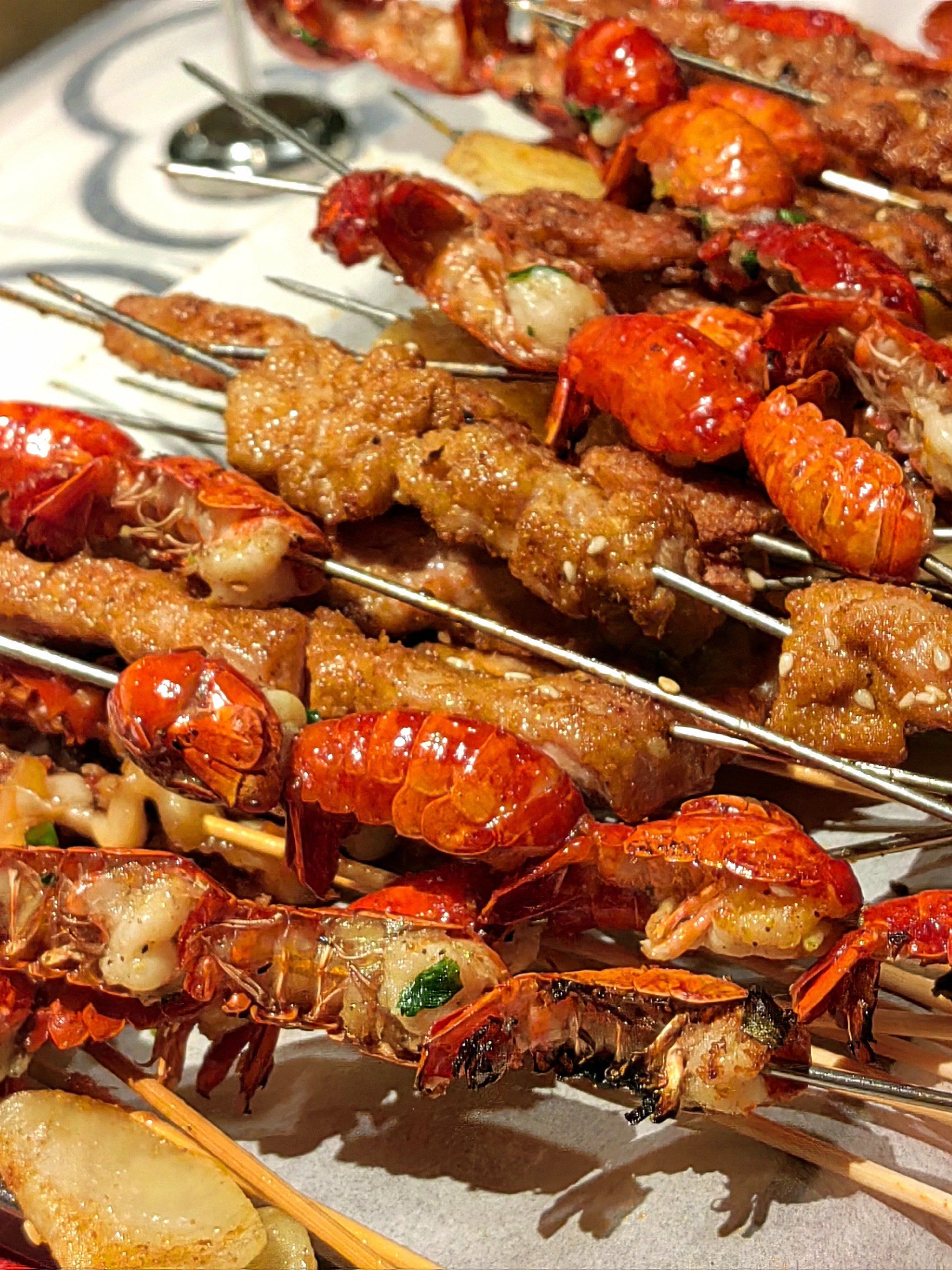 n他们家比较有特色的是烤虾球,烤鳝鱼,糯筋子.除此