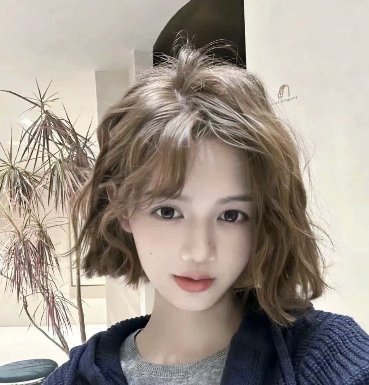 这款发型以中短发为主,天生的发质优势使得纹理烫更具质感,而水波纹理