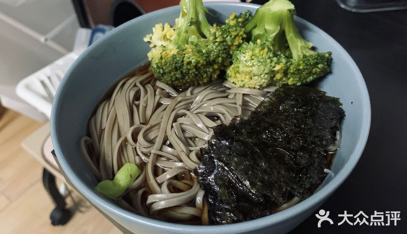 挤上芥末（我爱芥末）撒上黑胡椒