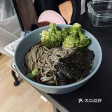 挤上芥末（我爱芥末）撒上黑胡椒